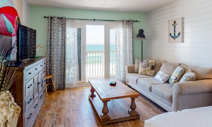 Fort Walton Beach Apartment | Modern oceanfront studio w/pool access, central AC, and beach service