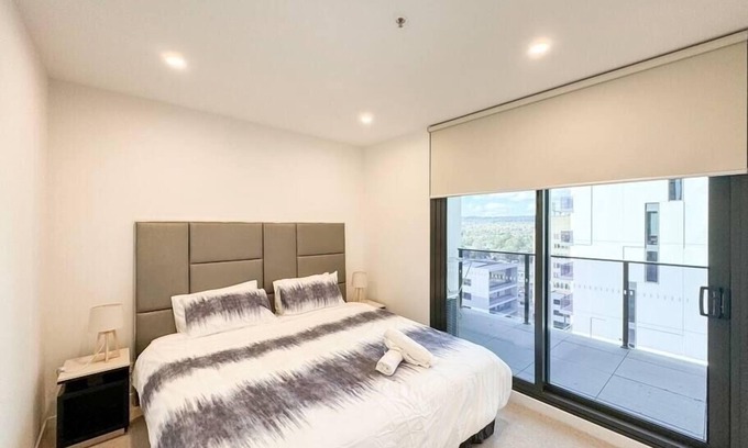 Phillip Apartment | Modern One-bedroom in Phillip with Parking