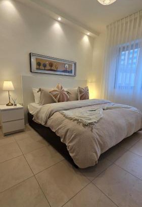 Al Swaifyeh Apartment | Modern One Bedroom with Steps from the Best Shops
