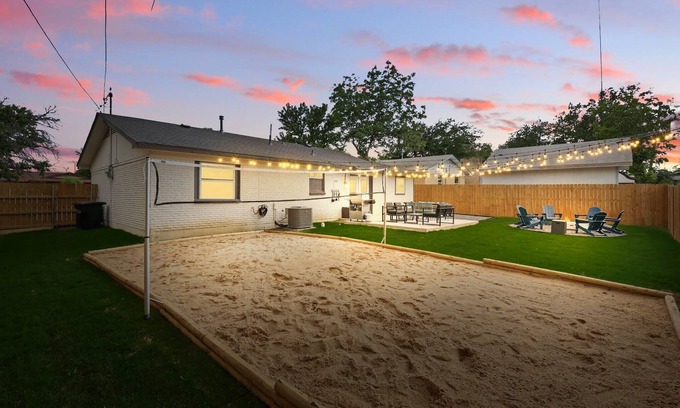 Irving House | Modern Open-Concept | 4-BD/3-BA with Backyard