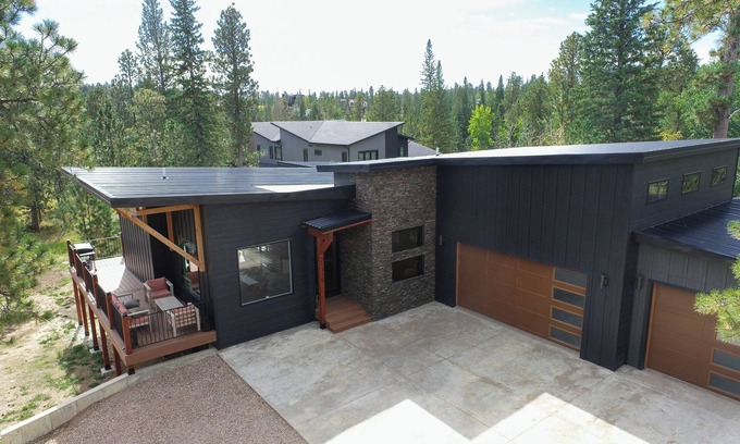 Lead Cabin | Modern Open-Plan Cabin Near All Black Hills Rec. Across Street from 2 Pools!