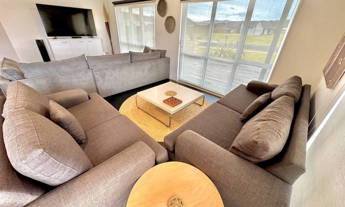 Matarangi House | Modern, open plan & spacious. Walk to Estuary. Perfect for families & friends.