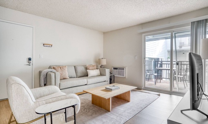 Midtown Apartment | Modern Palo Alto 1BR w/Gym, Pool & W/D, nr Stanford, by Blueground