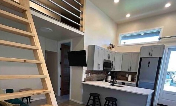 Puyallup Apartment | Modern Paradise