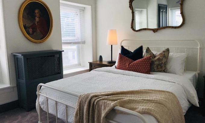 Roxborough-Manayunk Apartment | Modern Parisian Apartment in the Heart of Manayunk