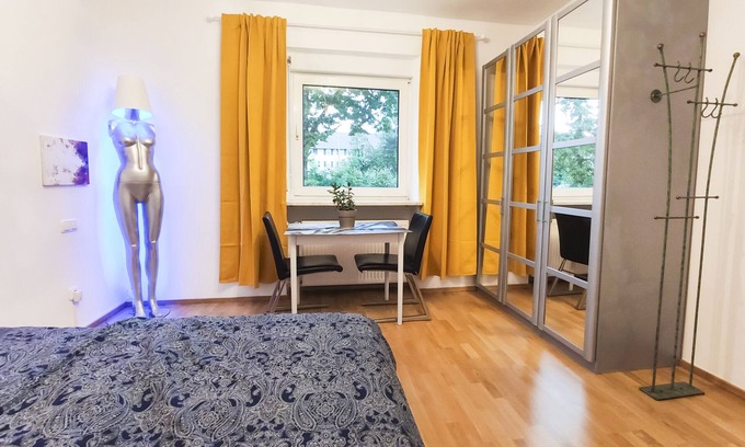 Am Waldfriedhof Apartment | Modern parkside room with garden, chickens & ducks