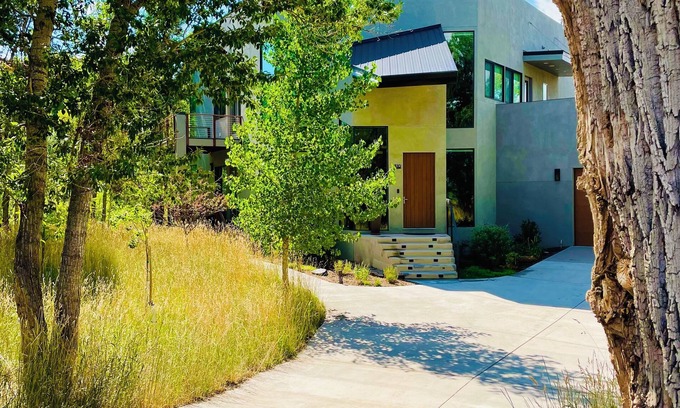 La Veta House | Modern, Peaceful 5 star home
