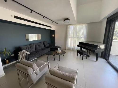 Emek Refaim Apartment | Modern Penthouse in the Greek colony