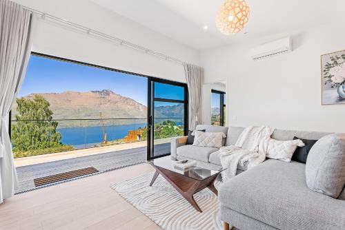 Fernhill House | Modern, Plush & Picturesque - Wynyard Top