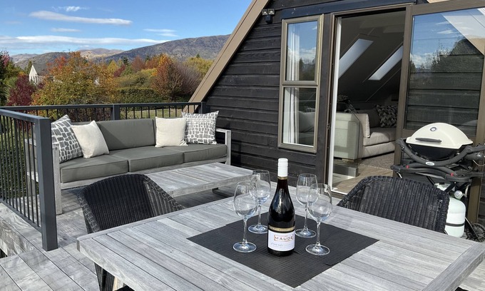Wanaka Apartment | Modern private and quiet apartment, centrally located. Garden and mountain views