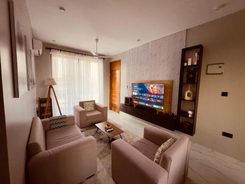 Sinza House | Modern Private En-Suite Room with Pool & In-Room TV - Shared Apartment with One Housemate