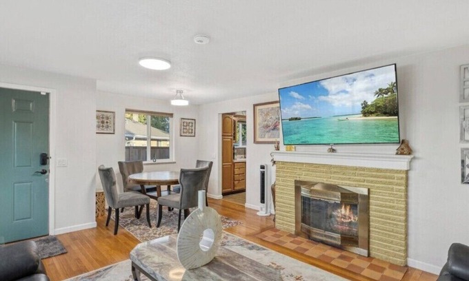 Highline House | Modern Private Getaway Near SeaTac & Downtown!