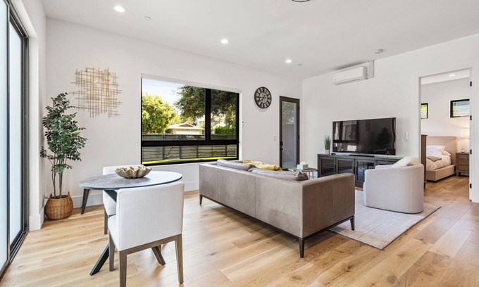 Mountain View Apartment | Modern & Private Guest House Minutes to Downtown!