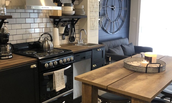 Vaughan House | Modern private suite in Vaughan