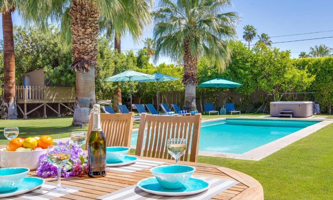 Palm Springs House | Modern Pura Vida by Oranj Palm