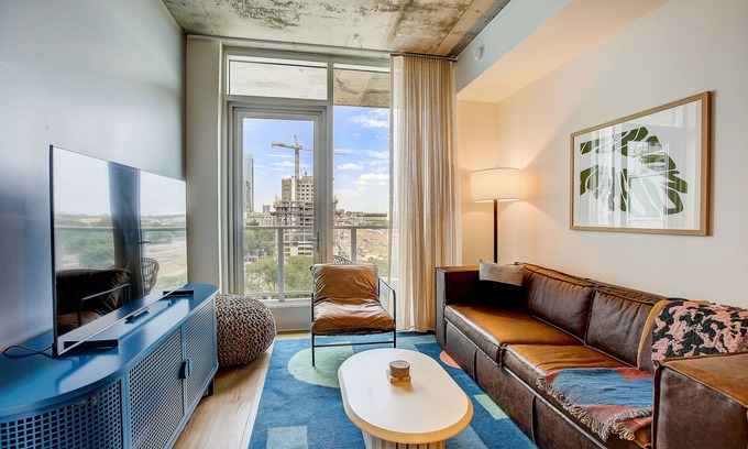 Rainey Street Historic District Condo | Modern Rainey Street condo with rooftop pool & lounge - walk everywhere