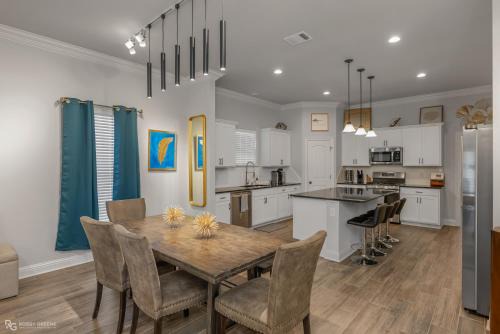 Shreveport House | Modern Regional Art Gallery Home - Spacious & New! Tv in each room