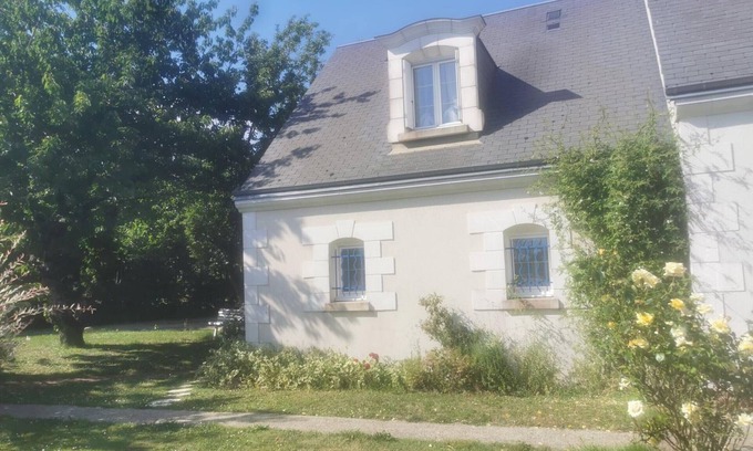 Amboise Cottage | Modern rental in Amboise with pool, garden, and wifi
