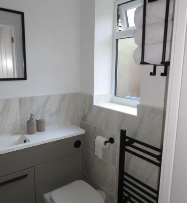 Bletchley Apartment | Modern Retreat - 5 minute walk to retail park!