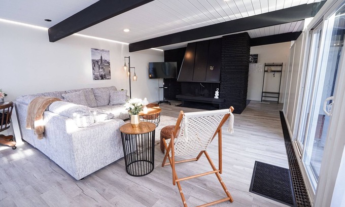 Sedro-Woolley House | Modern Retro Haven near Downtown Sedro Woolley