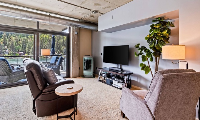Coeur d'Alene Apartment | Modern riverfront condo with patio, grill, fireplace, & washer/dryer