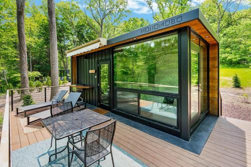 Rileyville House | Modern Riverside Cabin w Hot Tub Fire Pit Kayaks