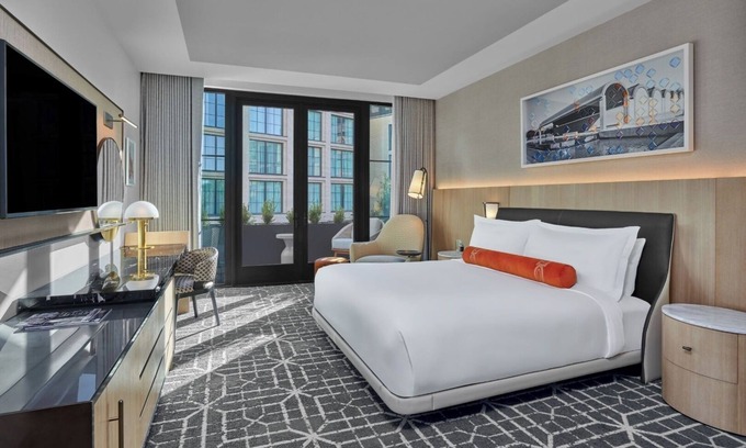 Fort Worth Cultural District Hotel | Modern Room w/Balconies Perfect for Art Enthusiasts