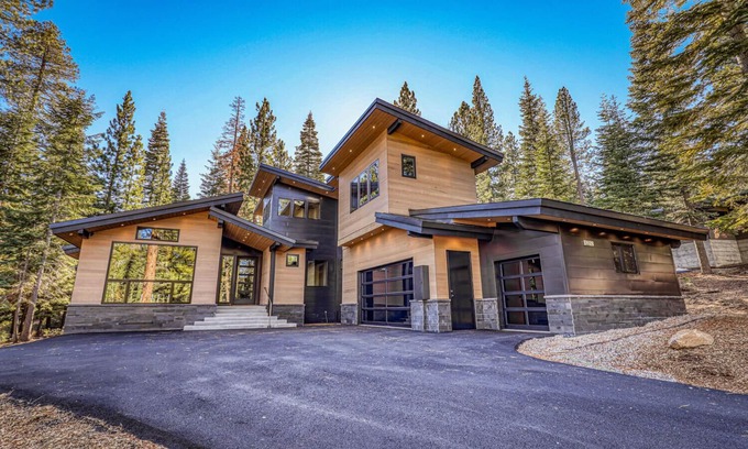Truckee House | Modern Schaffer's Mill Home Minutes From Northstar & Downtown