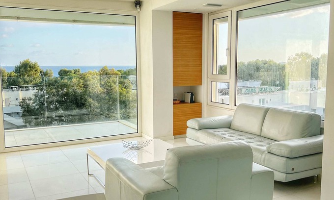 Germasogeia Apartment | Modern seafront apartment