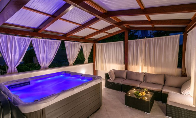 Arbanija Apartment | Modern seafront apartment with hot tub