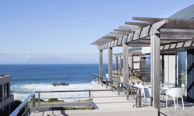 Hermanus City-Centre Apartment | Modern Seafront Penthouse walking distance to shops and restaurants