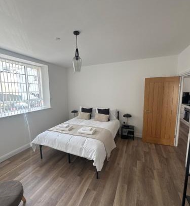 Torquay City Centre Apartment | Modern Seaside Flat - Walk to Torquay Beach