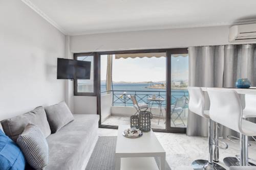 Peiraiki Apartment | Modern Seaside Oasis in Pireas, Seaview & King bed