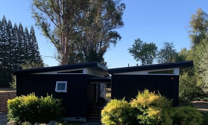 Healdsburg Cottage | Modern, secluded retreat - Walk to the plaza and to wineries!
