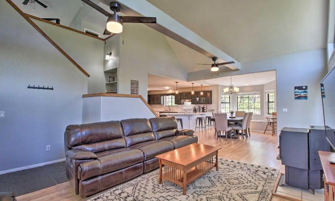 Timberland Acres House | Modern Show Low Retreat with Deck and Mtn Views!