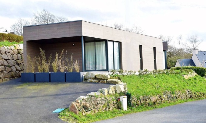 Tregastel House | Modern Single-Level House with WiFi, Terrace, and Parking in Trégastel