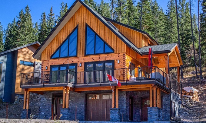 East Kootenay Ski Chalet | Modern Ski-In/Ski-Out Cabin in Panorama