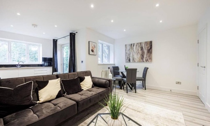 Southend-on-Sea Apartment | Modern & Sleek 1BR City Centre Nr High Street by Luxiety Stays