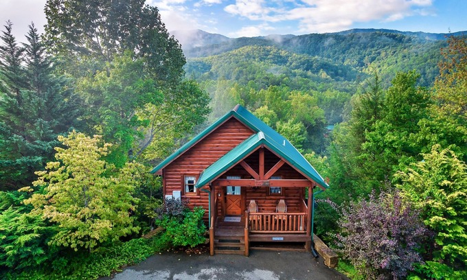 Gatlinburg - Pigeon Forge Cabin | Modern Smoky Mountain Getaway Cabin 🏡 - Amazing View! 🌄