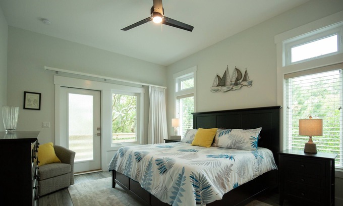 Spindrift Banks Apartment | Modern Soundfront Studio, Pier access, Sunsets, Fishing, Watersports, Beach