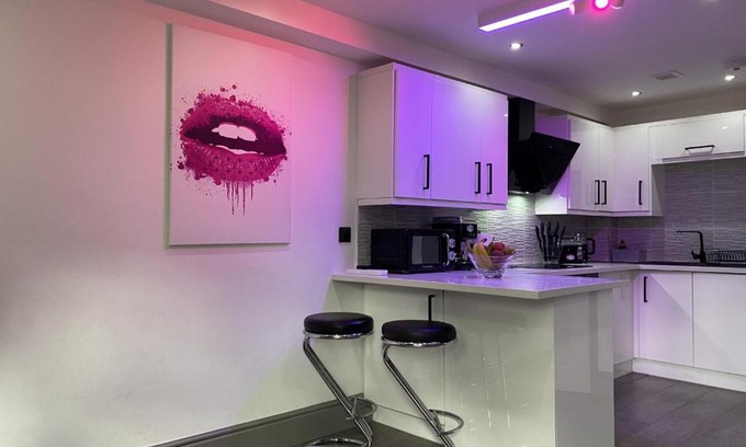 Markhouse Apartment | Modern Spacious 1 Bed Apartment with Free Parking in Trendy Inner London Suburb 15 mins walk to Victoria Line Underground then 20 mins to Oxford Street "West End of London" or 10 mins walk to Overground and 10 mins to London Liverpool St "City of London"
