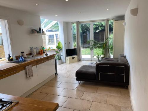 Southfields Apartment | Modern, Spacious 1 Bedroom Garden Flat SW18