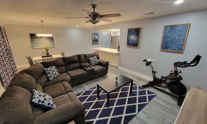 Cypress Gardens Apartment | Modern spacious 2-bedroom Apartment 1 mile from Legoland. 6-month minimum stay.