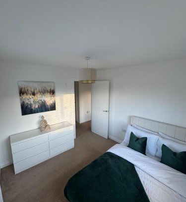 Dartford House | Modern & Spacious 3-Bedroom Home in Dartford, Ideal for Families, Groups and Contractors