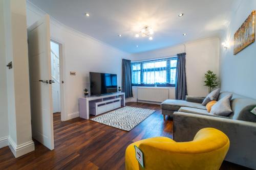 Hillingdon House | Modern Spacious 4 Bed Hayes Home with Free Parking