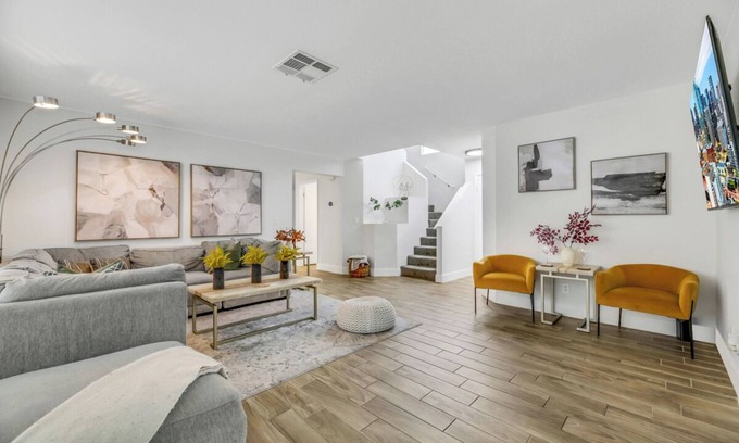 The Pueblo House | Modern, spacious, comfy! Minutes to Red Rock, Golf, Tivoli Village and the Strip