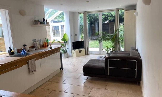 Southfields Apartment | Modern, Spacious 1 Bedroom Garden Flat SW18