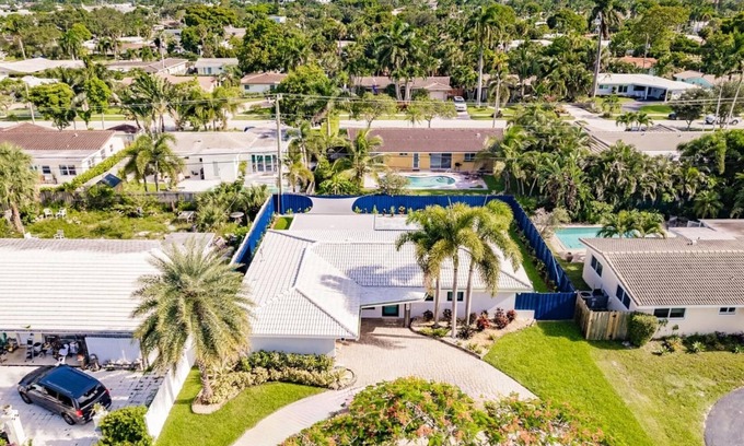 Imperial Point House | Modern Spacious Home With Pool Jacuzzi