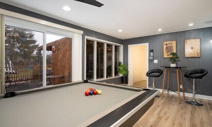 Sarnia House | Modern spacious home close to border, beach, shopping and all amenities