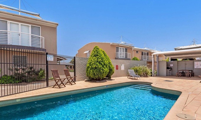 Fingal Bay House | Modern spacious townhouse